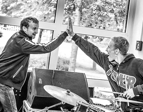 Dozent Stephan Emig gibt einem Schlagzeuger ein High Five