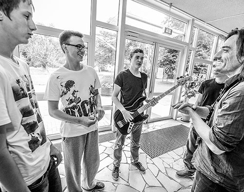 Der Dozent Markus Braun gibt der Rhythmusgruppe einen Workshop