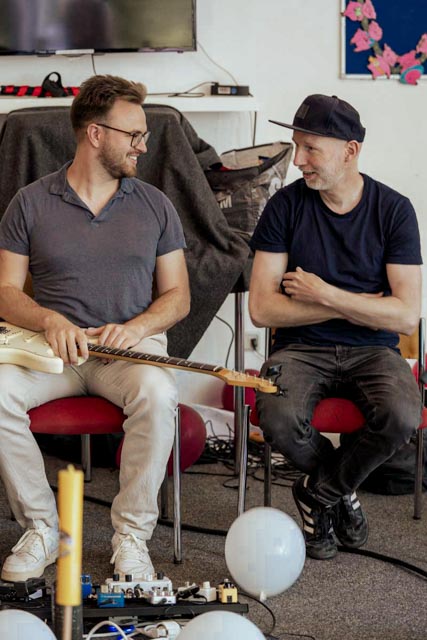 Dozent Ingo Hassenstein im Gespräch mit einem Musiker